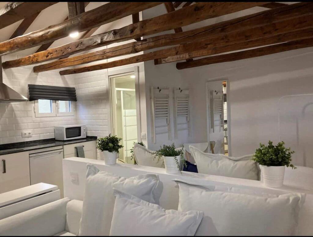 Estudio abuhardillado en Embajadores con luz natural