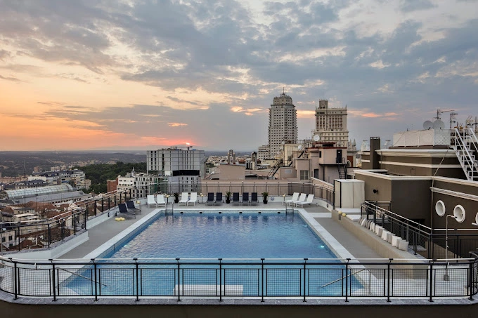 La piscina del Hotel Emperador, la piscina en azotea de Madrid más grande. 