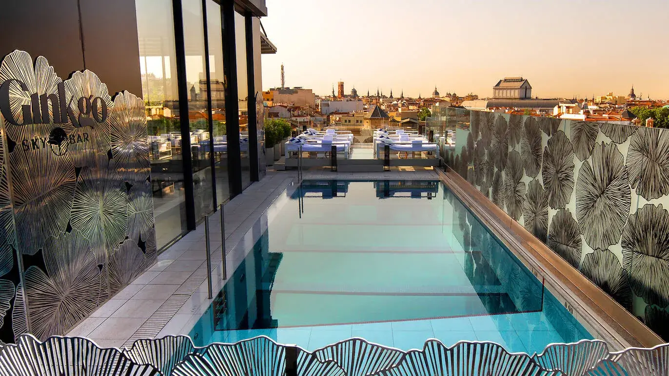 Piscina del VP Plaza España Design, con vistas a Madrid