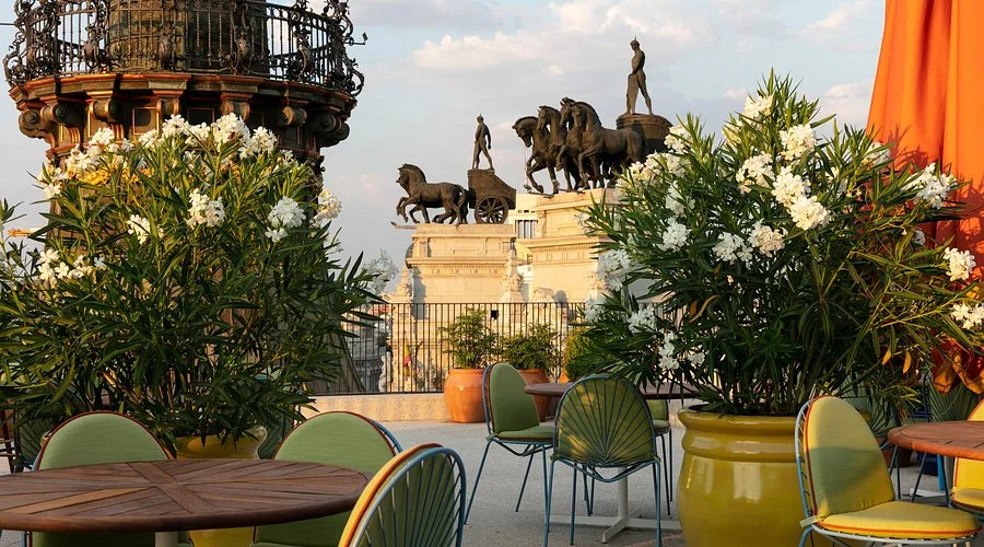 La terraza de Dani Brasserie, una de las 10 mejores terrazas de Madrid. La azotea del Hotel Four Seasons