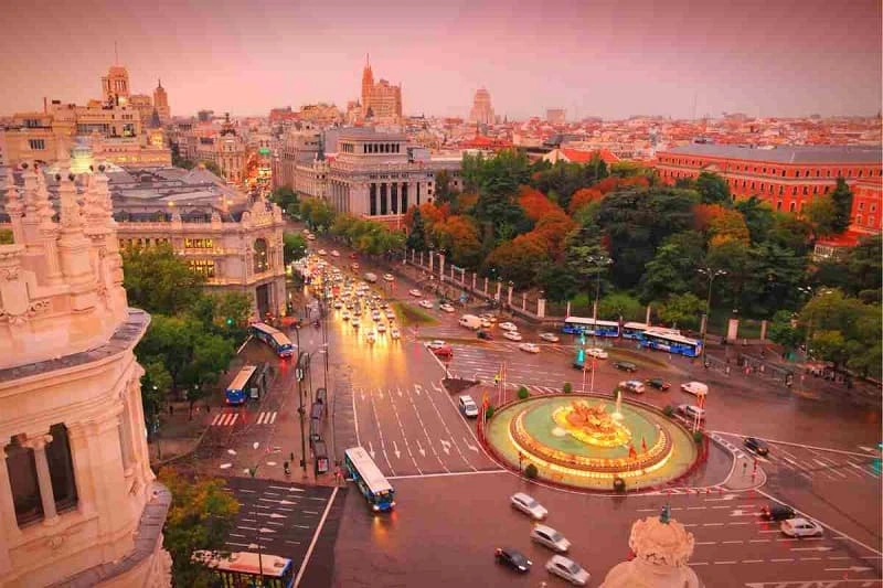 Imagen destacada del artículo que ver en Madrid en Otoño, con la plaza de Cibeles al atardecer.