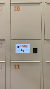 foto vista frontal taquillas y pantalla tactil look a locker