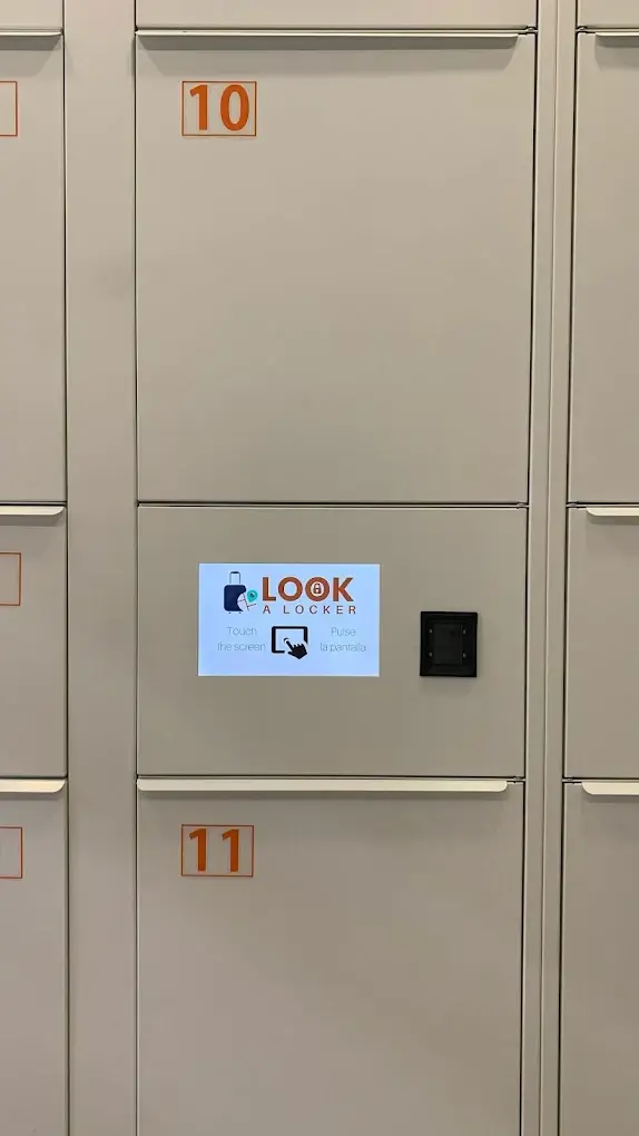 Foto vista frontal taquillas y pantalla táctil Look a Locker | consigna de equipaje en Atocha