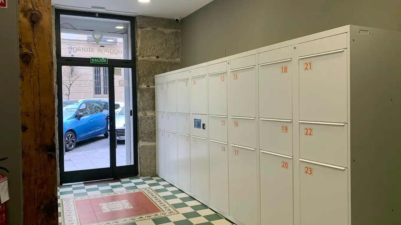 Taquillas de distintos tamaños en la consigna Look a Locker junto a Atocha