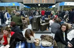 Viajeros con maletas frente a la estación de Atocha: no hay consigna oficial dentro