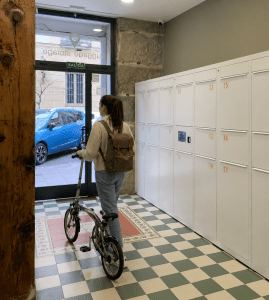Chica recogiendo su bici de Look a Locker