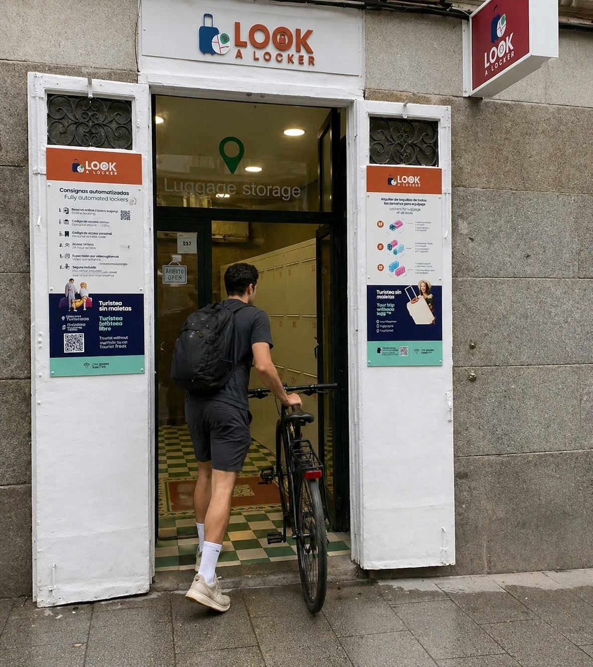 Chico guardando su bici en Madrid