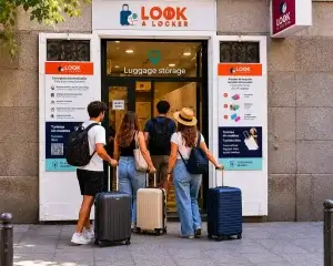Dónde guardar maletas en Madrid: viajera con equipaje buscando consigna por zonas