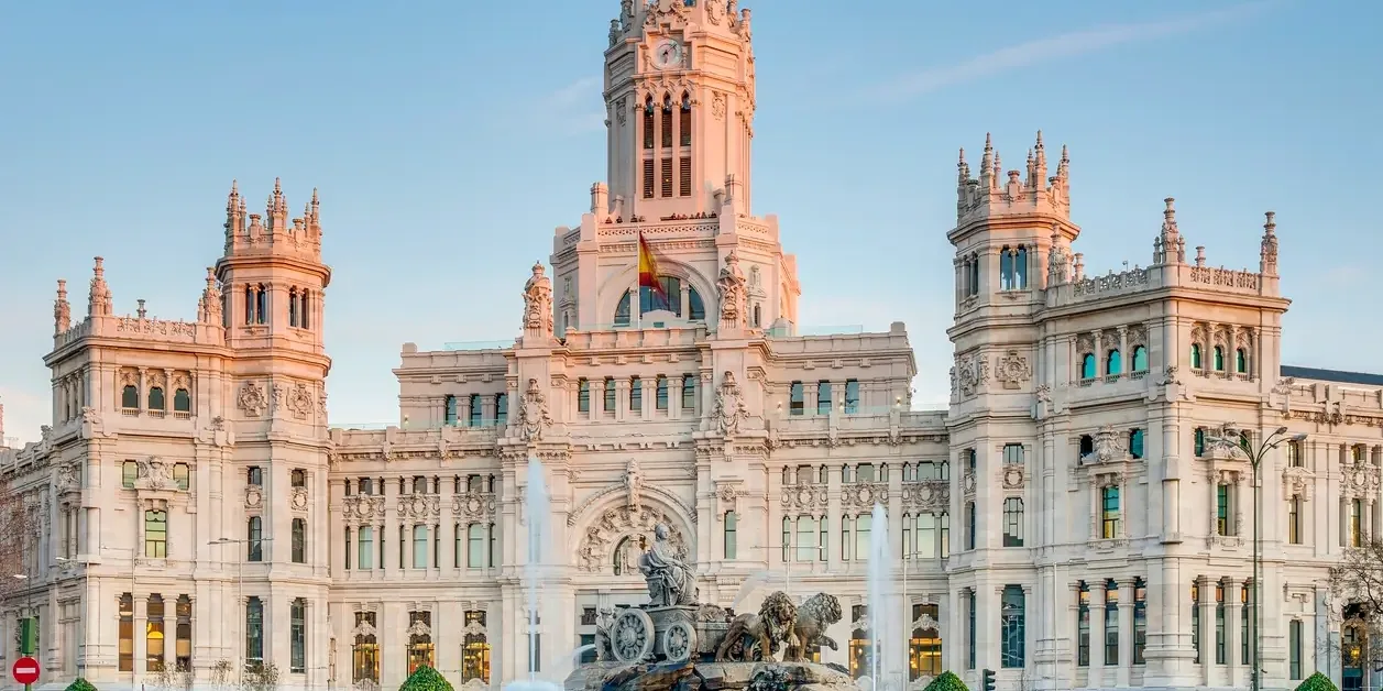 Palacio de Cibeles y la fuente de la diosa Cibeles, en el centro de Madrid